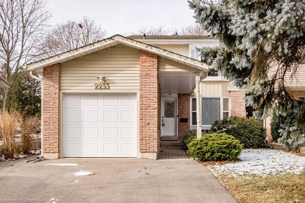 Single Family Residence sold at 2233 Middlesmoor Crescent, Burlington, Brant Hills, L7P 3X2 - MLS: 40688599