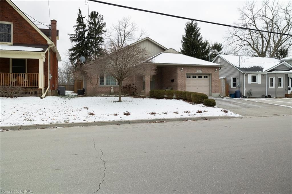 Single Family Residence sold at 52 Baldwin Avenue, Brantford, Eagle Place West, N3S 1H7 - MLS: 40689106