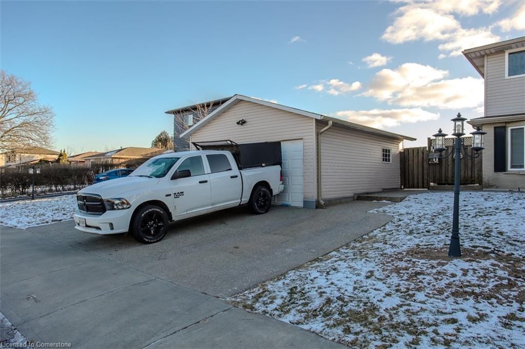 Single Family Residence for sale at 110 Billington Crescent, Hamilton, Berrisfield, L8T 4R1 - MLS: 40689578