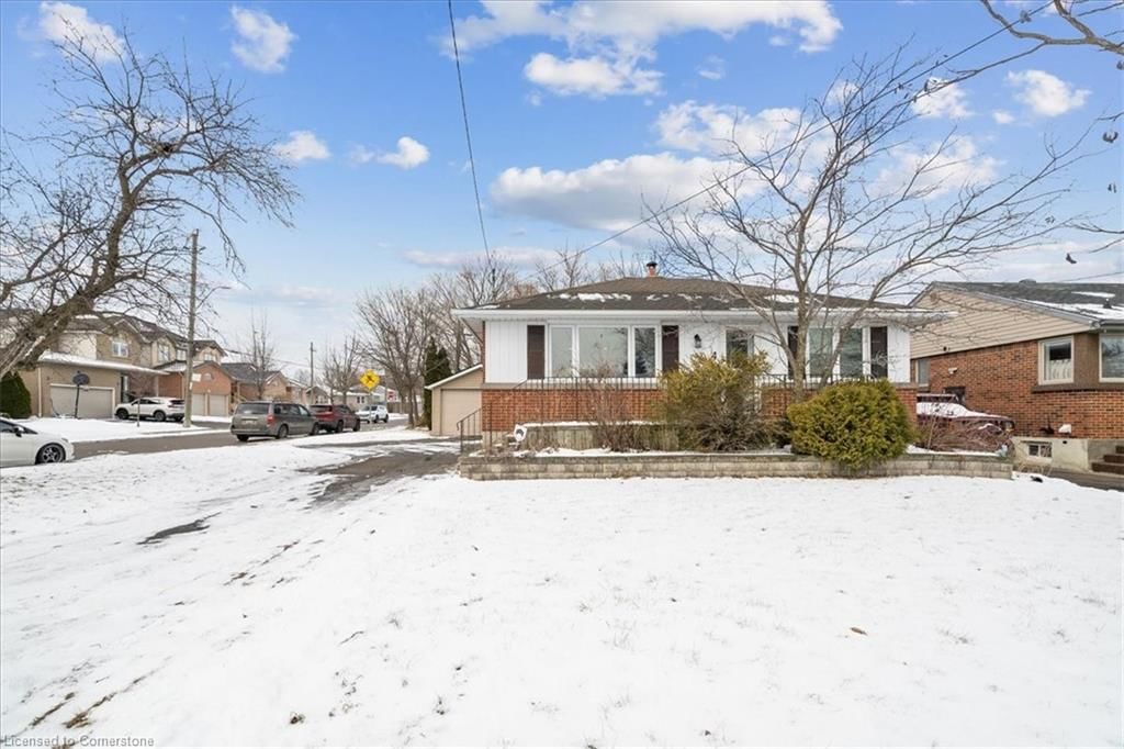 Single Family Residence for sale at 4 Fernwood Crescent, Hamilton, Hampton Heights, L8T 3L1 - MLS: 40693424