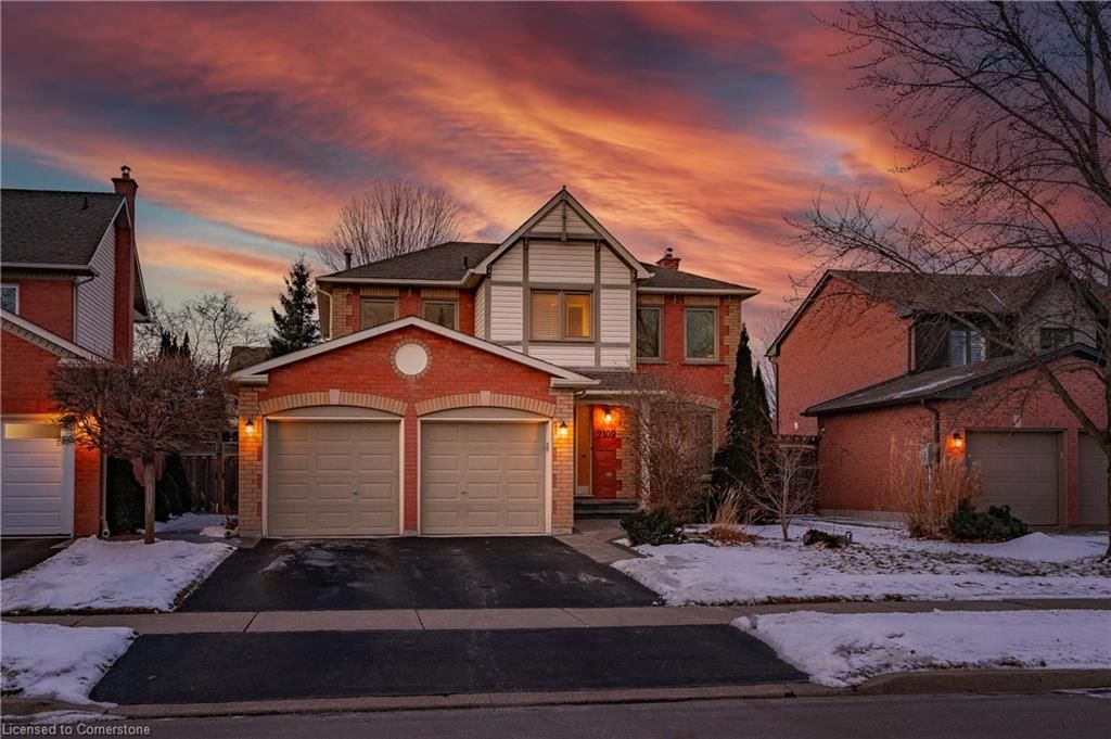 Single Family Residence for sale at 2109 Country Club Drive, Burlington, Millcroft, L7M 4A5 - MLS: 40694470