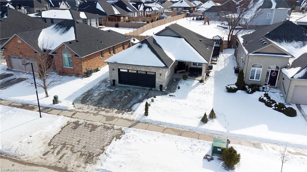 Single Family Residence for sale at 292 Thorn Drive, Strathroy, Caradoc, N7G 4E1 - MLS: 40695336