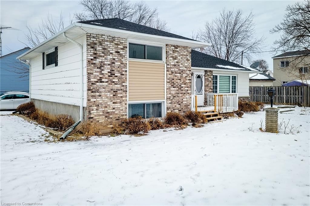 Single Family Residence for sale at 8 Plymouth Avenue, St. Catharines, E. Chester, L2R 2X9 - MLS: 40697603