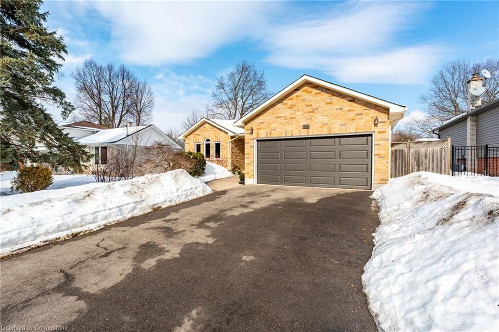 Single Family Residence for sale at 11 Summit Drive, Waterdown, Waterdown East, L8B 0E4 - MLS: 40700829