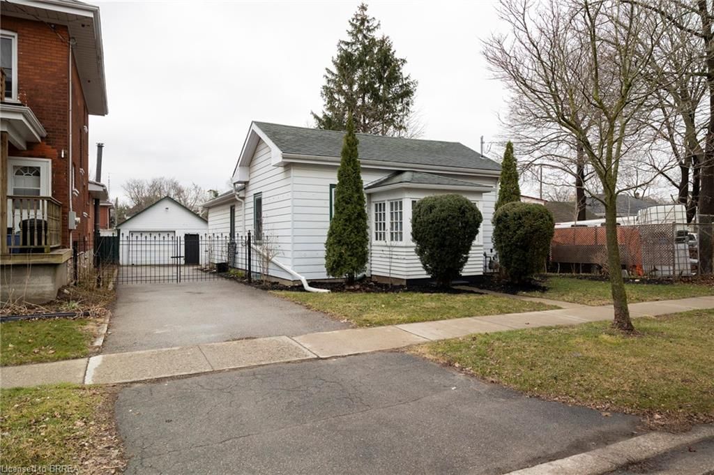 Single Family Residence sold at 205 Chatham Street, Brantford, East Ward, N3S 4G9 - MLS: 40715892