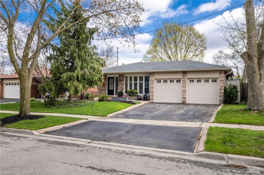 Single Family Residence for sale at 2217 Lancaster Crescent, Burlington, Brant Hills, L7P 3G4 - MLS: 40724441