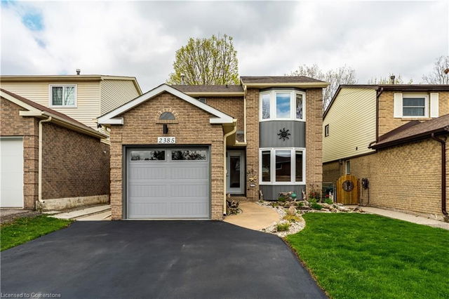 2385 Cotswold Crescent