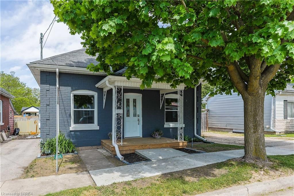 Single Family Residence for sale at 8 Main Street, Brantford, Terrace Hill, N3R 3X2 - MLS: 40724830