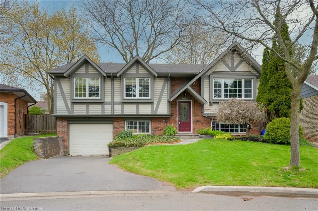 Single Family Residence for sale at 5075 Queens Court, Burlington, Pinedale, L7L 3Z1 - MLS: 40724898