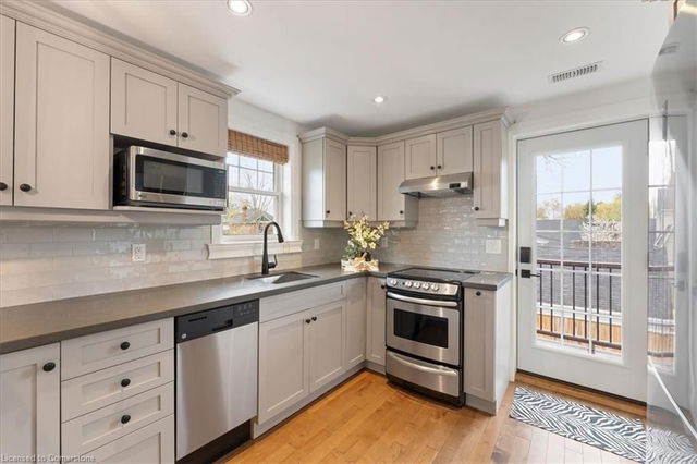 Upper - 1431 Caroline Street