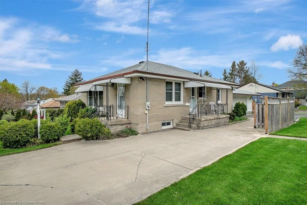 Single Family Residence for sale at 74 Ballantyne Avenue, Cambridge, Glenview, Lincoln, Oak, N1R 2S1 - MLS: 40725650