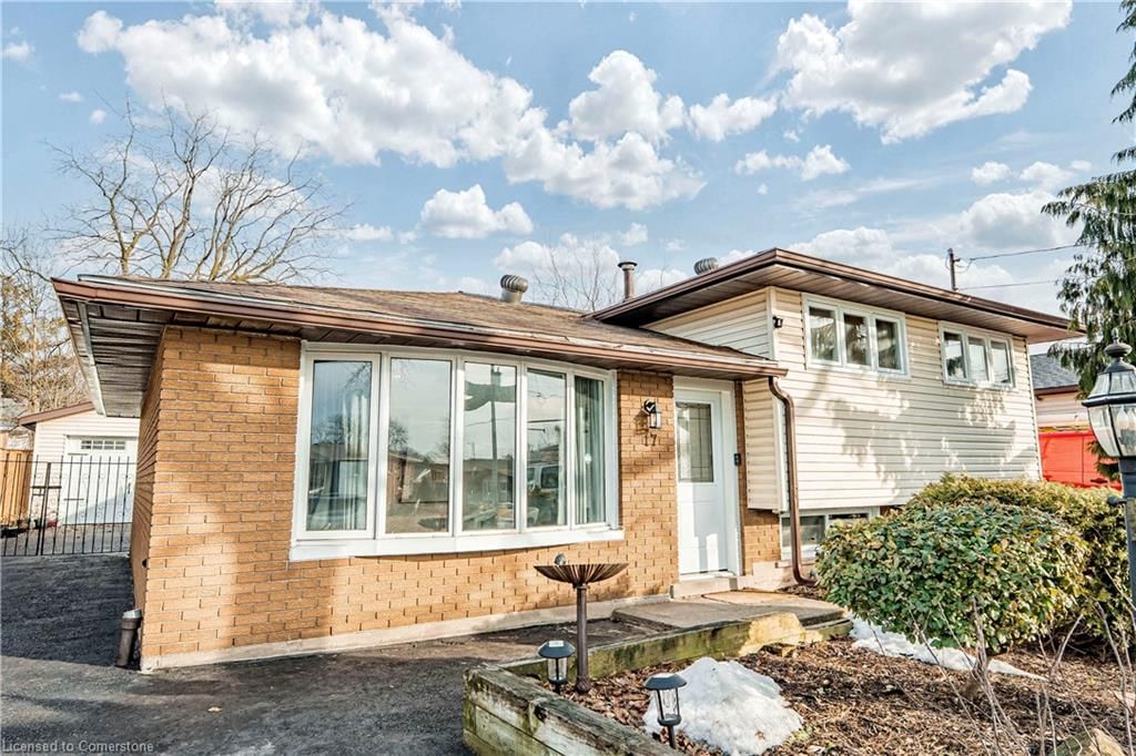 Single Family Residence for sale at 17 Shamrock Court, Hamilton, Lawfield, L8V 4E2 - MLS: 40726416