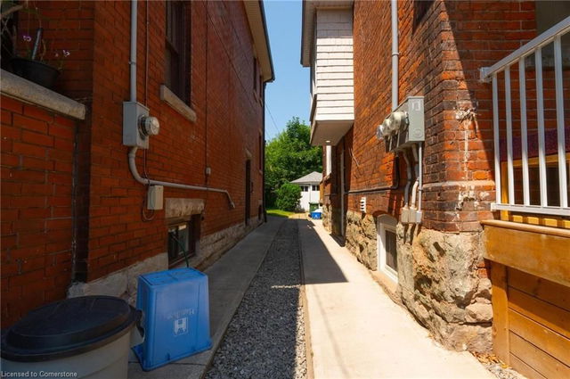 3 - 102 LOWER UNIT Gladstone Avenue