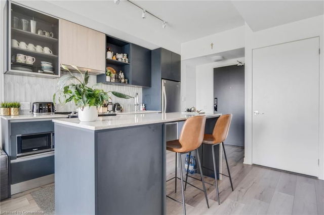 606 - 405 Dundas Street W