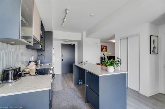 606 - 405 Dundas Street W