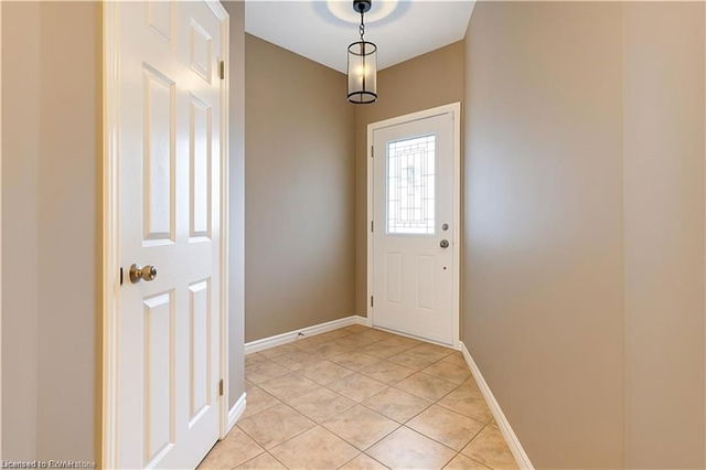 UPPER-313 Featherstone Crescent