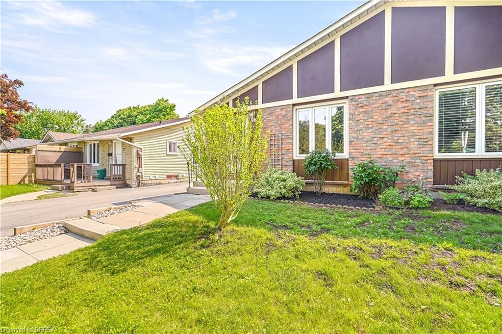 Single Family Residence for sale at 4 Ponytrail Drive, Brantford, Lynden Hills, N3P 1J8 - MLS: 40736795