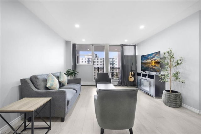 806 - 975 Warwick Court