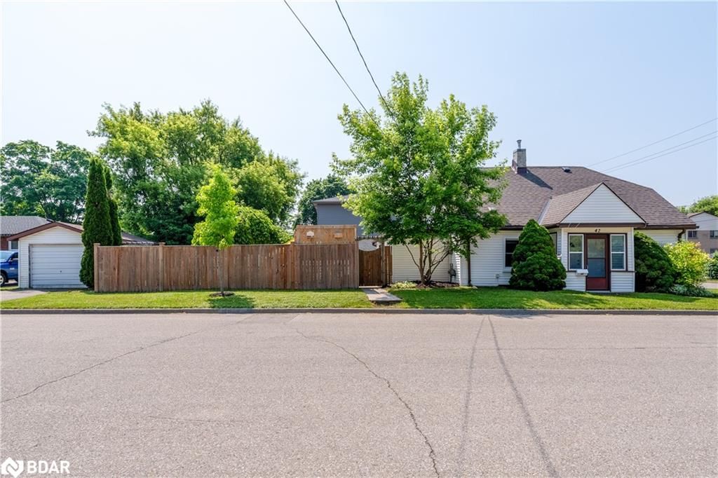 Single Family Residence for sale at 42 Graham Avenue, Brantford, Lion's Park, N3T 1C5 - MLS: 40740313