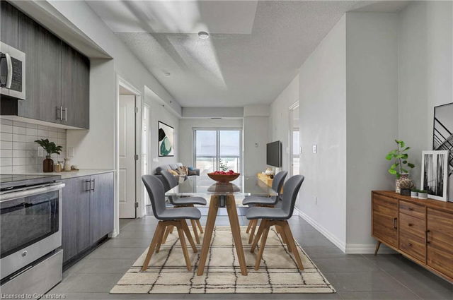 401 - 560 North Service Road