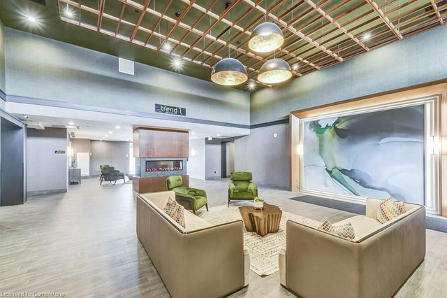 520 - 450 Dundas Street E