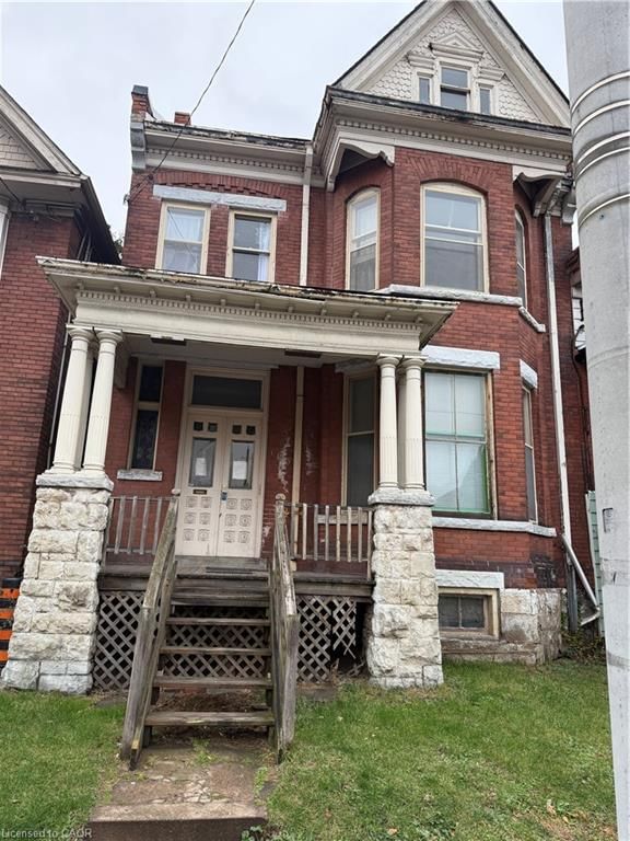 105 Wellington Street S