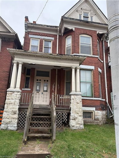 105 Wellington Street S