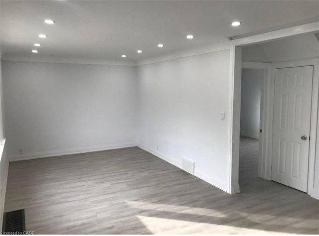 850 (UPPER UNIT Garth Street