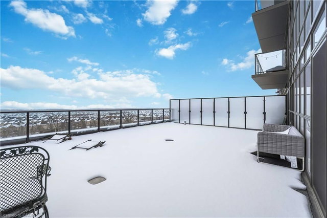 909 - 470 Dundas Street E