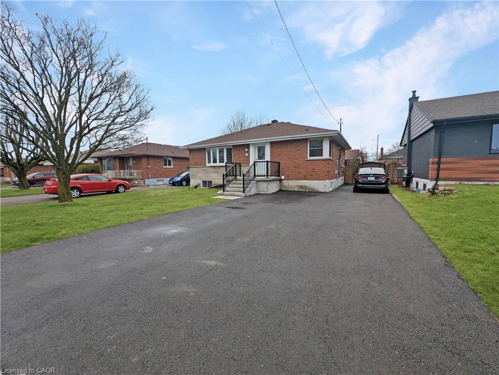 Single Family Residence for lease at 172 Fernwood Crescent, Hamilton, ON, L8T 3L4 - Hampton Heights - MLS: 40802181