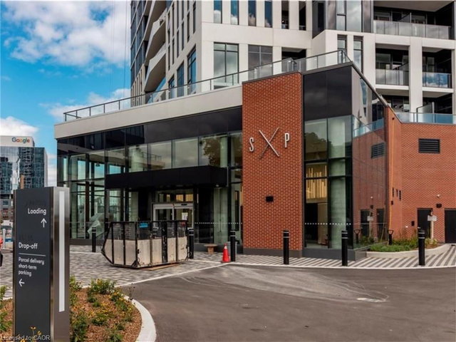 3702 - 25 Wellington Street S