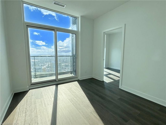 3702 - 25 Wellington Street S