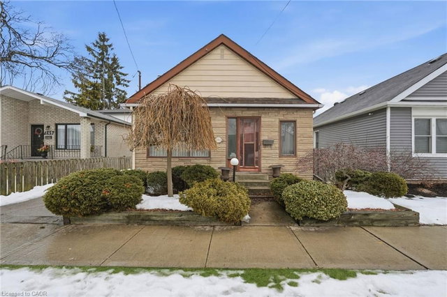 251 Brucedale Avenue E