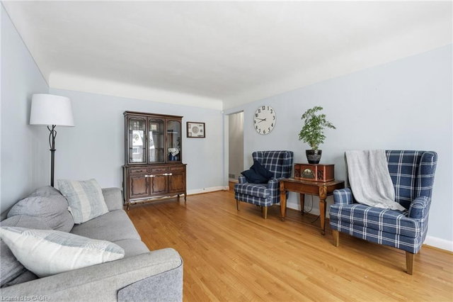 940 Brucedale Avenue E