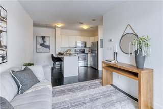 902 - 1 Victoria Street S