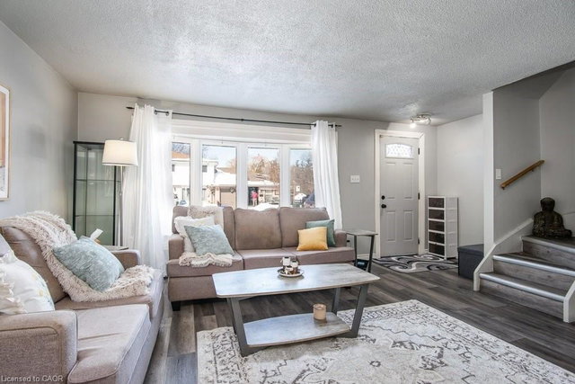 696 Parkview Crescent