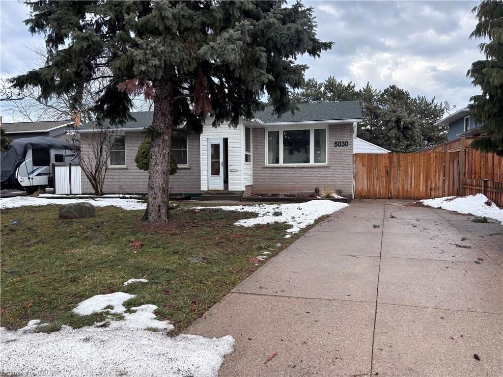 Single Family Residence sold at 5030 Hartwood Avenue, Beamsville, ON, L0R 1B5 - Beamsville - MLS: 40808038