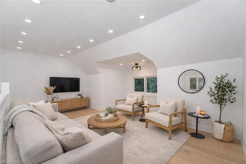 285 Charlton Avenue W