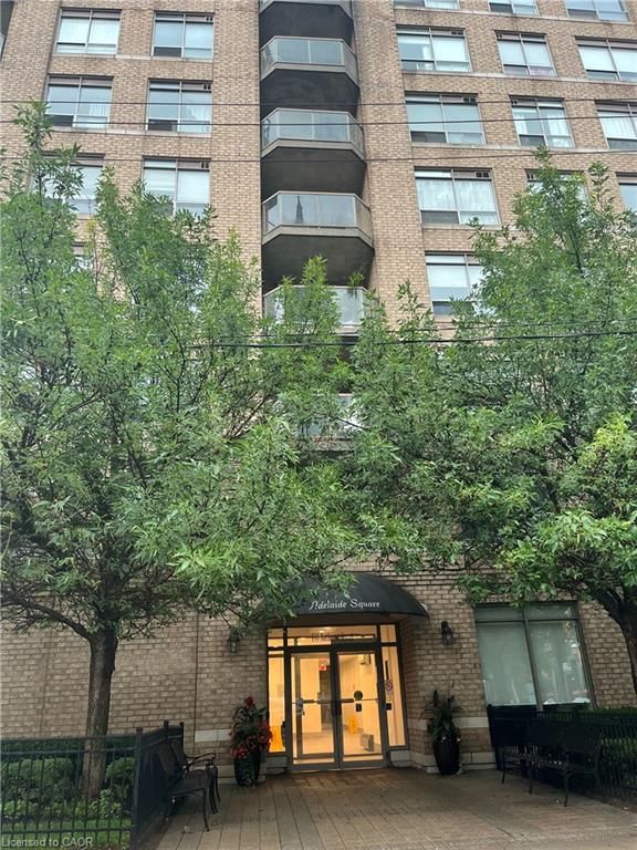 207 - 140 Bathurst Street