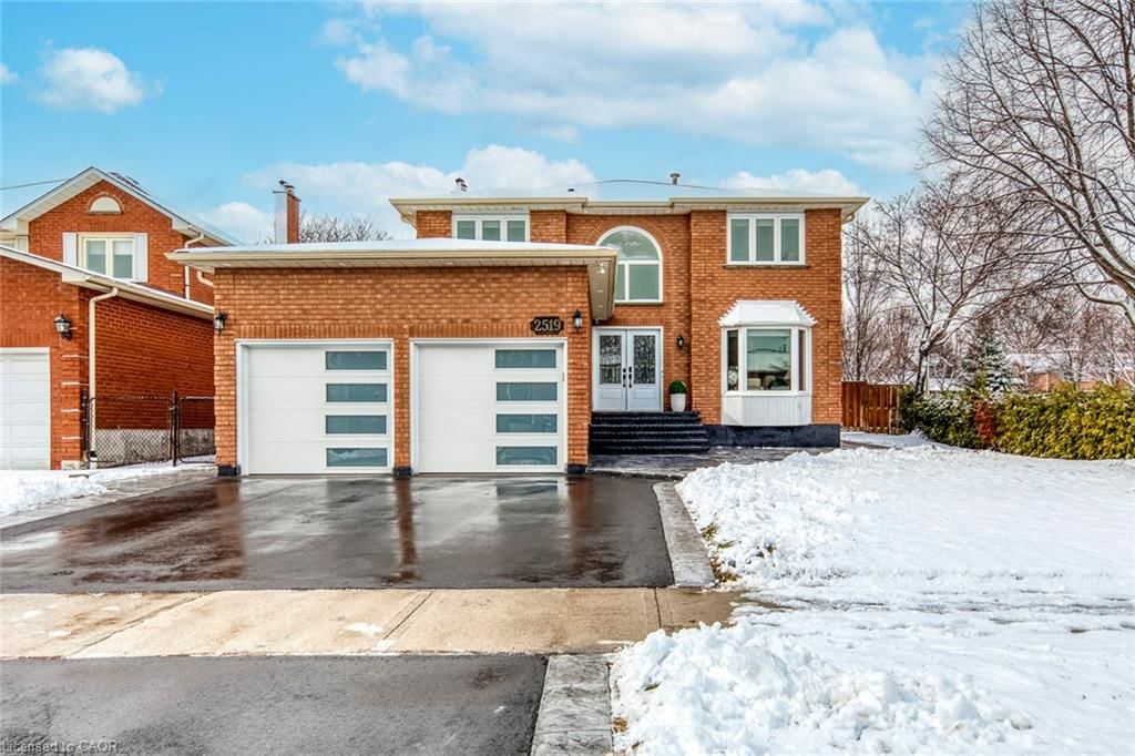 Single Family Residence sold at 2519 Wynten Way, Oakville, ON, L6J 7K5 - CV Clearview - MLS: 40812271