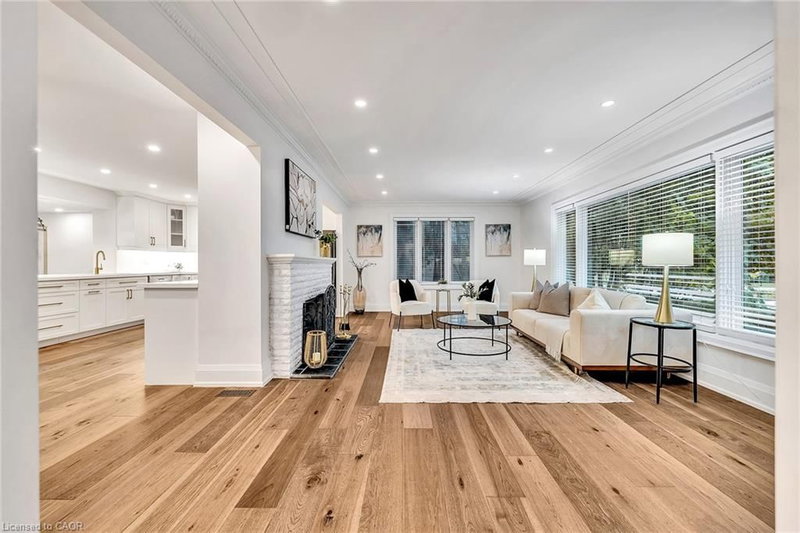 877 Kingsway Drive