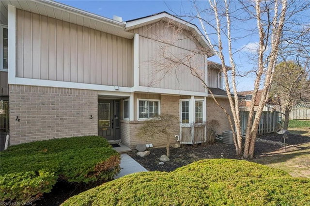 3 - 106 Woodlawn Road E