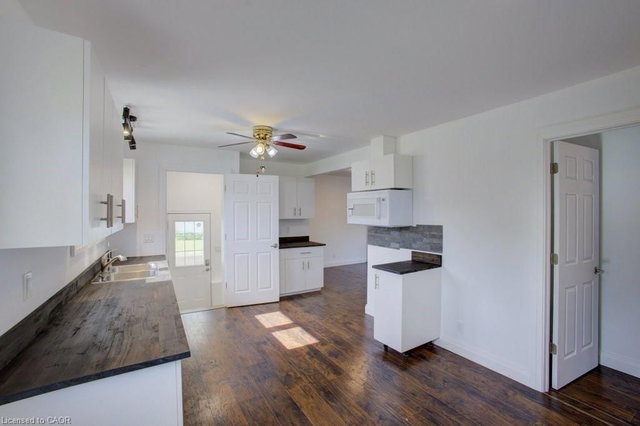 387 Countess Street S