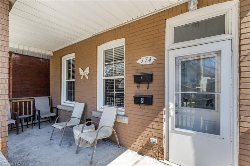 174 Rosslyn Avenue N photo 3