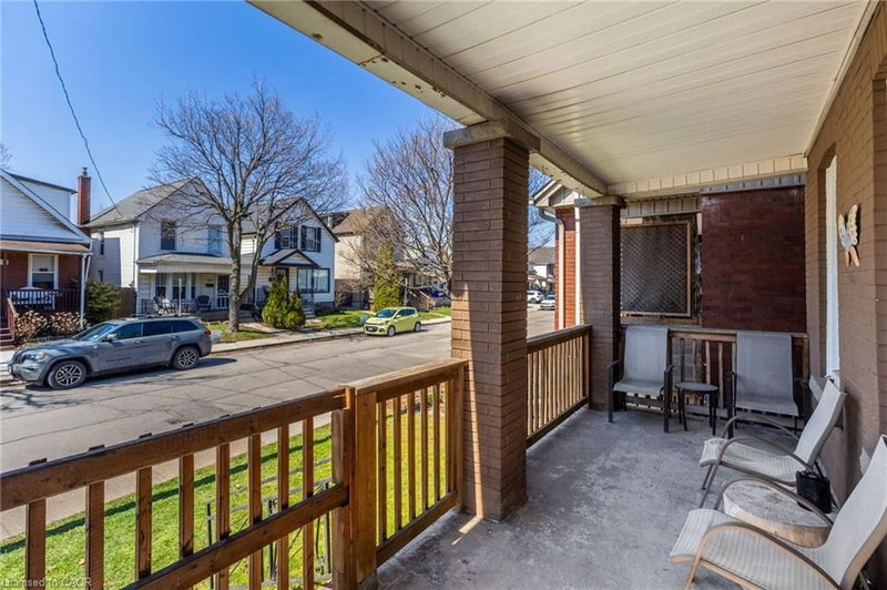 174 Rosslyn Avenue N photo 4