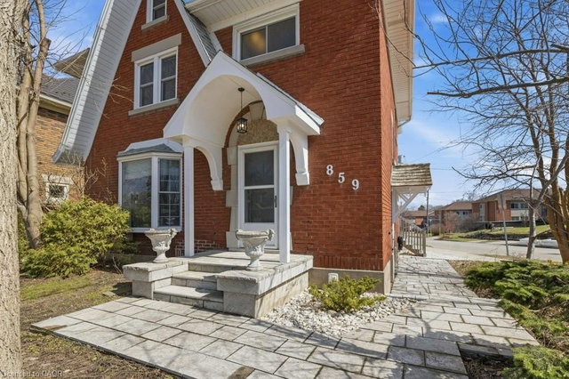 859 Queen's Boulevard