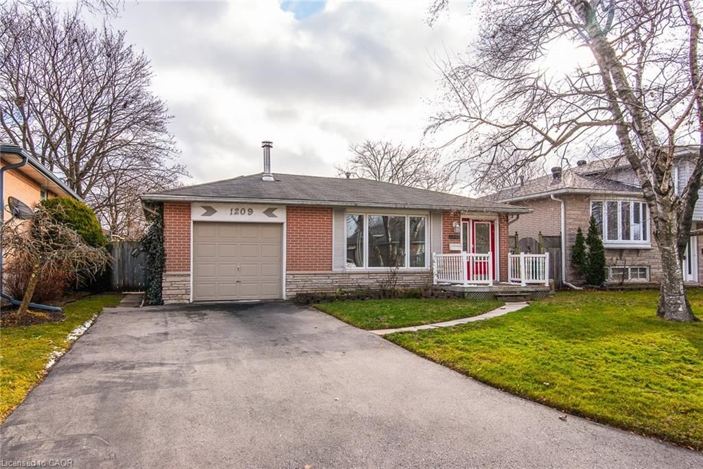 Single Family Residence for sale at 1209 Valentine Drive, Cambridge, ON, N3H 2P1 - Langs Farm/Hilborn Park - MLS: 40817877