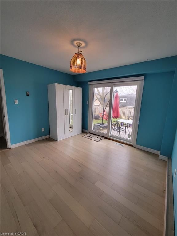 24 Queensdale Crescent