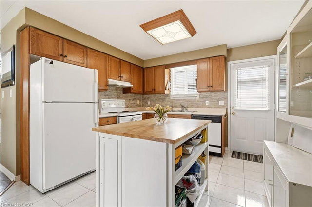 37 Thistlemoor Drive