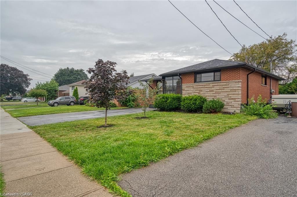 Single Family Residence for sale at 1141 Mohawk Road, Hamilton, ON, L8T 2S4 - Huntington - MLS: 40818212